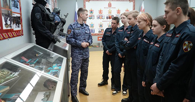Архангельские школьники посетили с экскурсией региональное управление Росгвардии