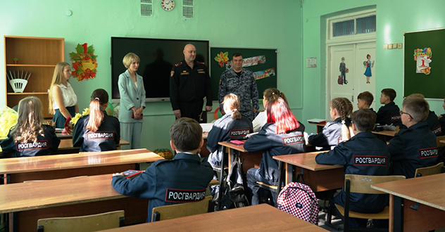Офицеры Росгвардии поздравили учащихся подшефного класса с Днём знаний