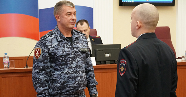 В Архангельске начальник регионального управления Росгвардии наградил участковых уполномоченных полиции