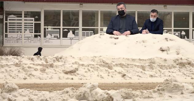 По всем Котласу и Вычегодскому одна и та же картина: вдоль проезжих частей - снежные горы.