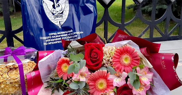 Архангельские омоновцы поздравили с днем рождения вдову погибшего товарища