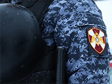 В Мирном экипаж Росгвардии обнаружил и задержал похитителя вещей у отдыхающих в кафе