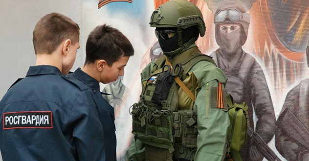 Архангельские школьники посетили с экскурсией региональное управление Росгвардии