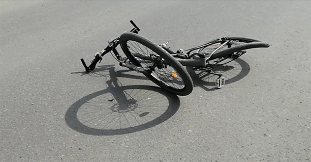 Мужчина управляя электровелосипедом допустил наезд на пешехода