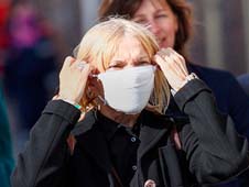 Минздрав призвал сократить посещение общественных мест из-за омикрона