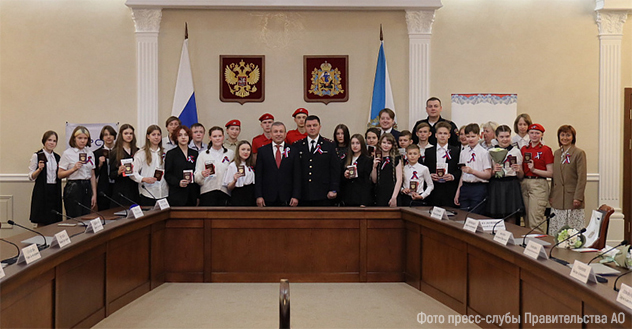 В День России в Архангельске вручили первые паспорта школьникам и награды юным героям