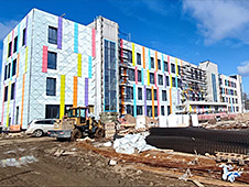 Количество строителей на возведении детской поликлиники должно быть увеличено