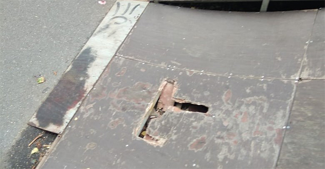 Неисправное покрытие в детском парке, привело к закрытому перелому ноги у ребенка