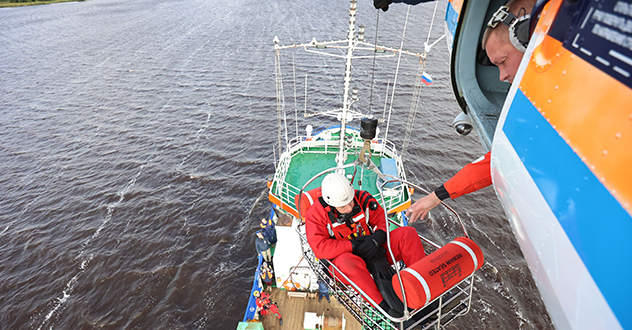 В Белом море прошли учения по поиску и спасению людей