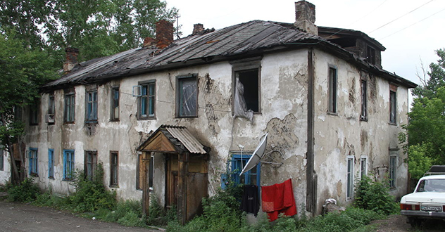 По иску Котласского межрайонного прокурора суд обязал администрацию Котласского муниципального округа снести аварийные дома