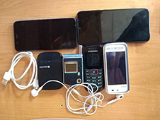 В ИК-21 пытались передать средства связи