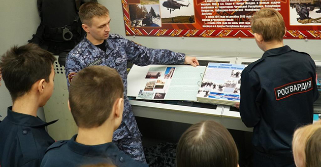 Архангельские школьники посетили с экскурсией региональное управление Росгвардии