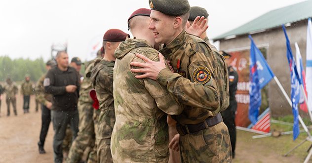Представители архангельского отряда «Ратник» Росгвардии вручили юнармейцам знаки отличия «Юный ратник»