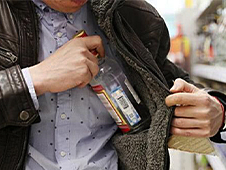 В Архангельске задержан подозреваемый в краже спиртного из магазина