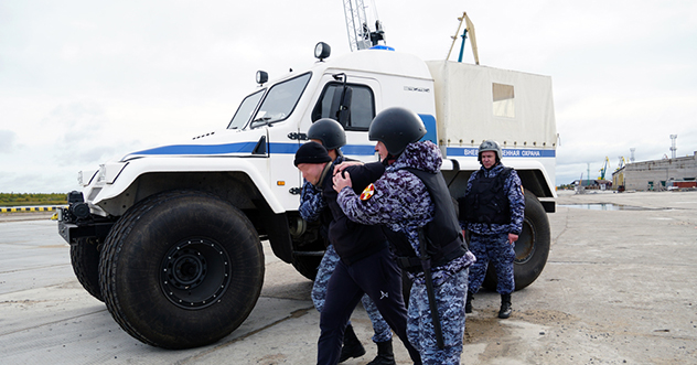 Подразделения Росгвардии провели учебную тренировку по защите объектов Архангельского морского торгового порта
