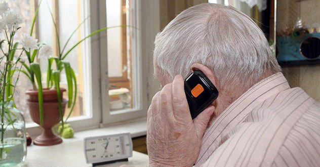 В Архангельске полицейский остановил пожилого мужчину от перевода денег мошенникам