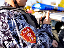 Северодвинские росгвардейцы задержали двух подозреваемых в хищении спиртного из магазина