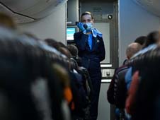 Пластиковые наручники и нейлоновые ремни предложили выдать стюардессам