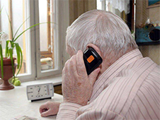 В Архангельске полицейский остановил пожилого мужчину от перевода денег мошенникам