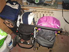 В Архангельске сотрудниками полиции задержан подозреваемый в краже детских санок и коляски