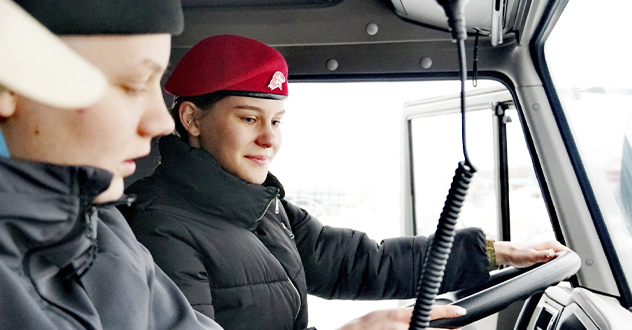 Сотрудники ОМОН Росгвардии организовали познавательную экскурсию для архангельских школьников