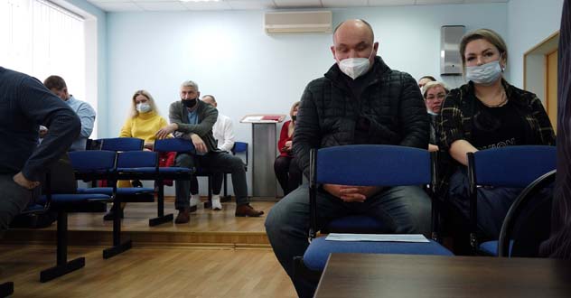 Мусоровозы застревают в снегу