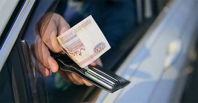 Пытался дать взятку за езду на машине в алкогольном опьянении