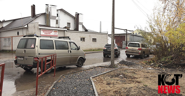 Подрядчик упёрся в столб и бросил тротуар на 7-го Съезда Советов