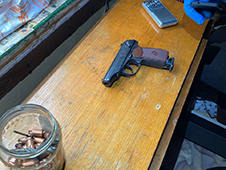 В Архангельске сотрудниками РУФСБ России по Архангельской области совместно с УМВД России по Архангельской области пресечена незаконная деятельность кустарной мастерской по изготовлению и сбыту оружия