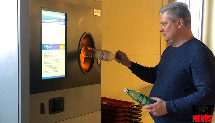 Легко глотает пластик и алюминий, но стеклом подавится