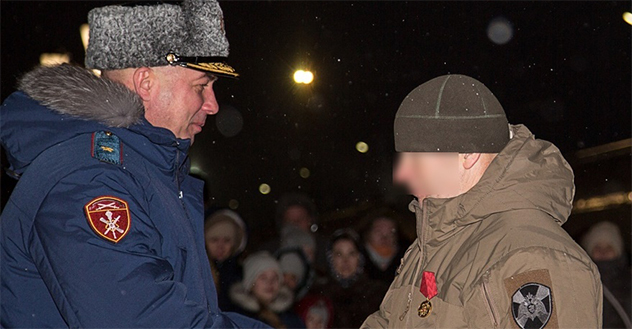 В Архангельске начальник областного управления Росгвардии вручил государственные награды участникам СВО