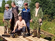 В деревне Шопорово отремонтировали подвесной мост через речку Удима