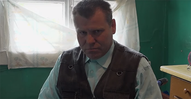 Чиновников бы на его место: инвалиду-колясочнику дали "убитое" муниципальное жилье