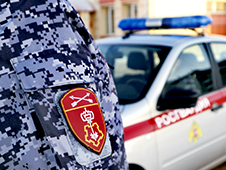 В Северодвинске сотрудники Росгвардии задержали подозреваемую в магазинной краже женщину