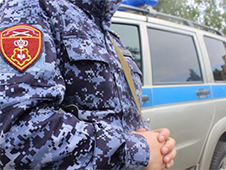 Наряд Росгвардии задержал архангелогородку, подозреваемую в хищении спиртного из магазина