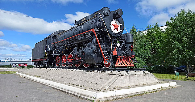 Благоустройство возле памятника - паровоза