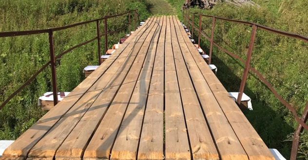 В деревне Шопорово отремонтировали подвесной мост через речку Удима