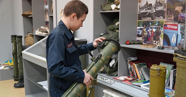 Архангельские школьники посетили с экскурсией региональное управление Росгвардии