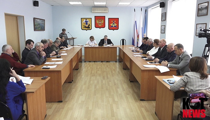 Внеочередная сессия в Котласе закончилась за 17 минут, но депутаты успели схлестнуться