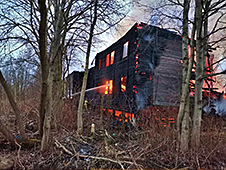 В Маймаксанском округе ночью произошёл крупный пожар: спасены 4 человека