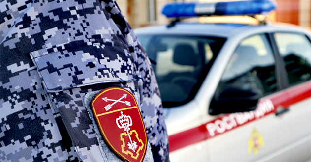 В Северодвинске сотрудники Росгвардии задержали подозреваемую в магазинной краже женщину