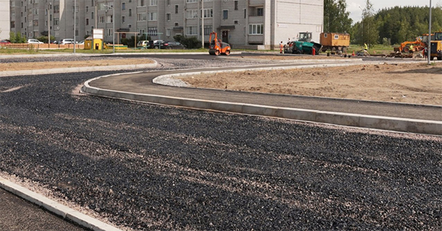 Комфортная городская среда: в Коряжме подрядчик приступил к асфальтированию тротуаров