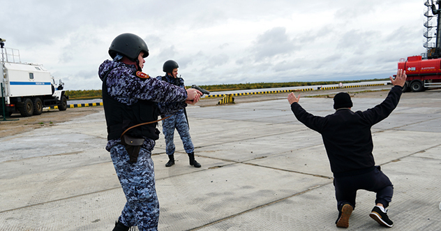 Подразделения Росгвардии провели учебную тренировку по защите объектов Архангельского морского торгового порта