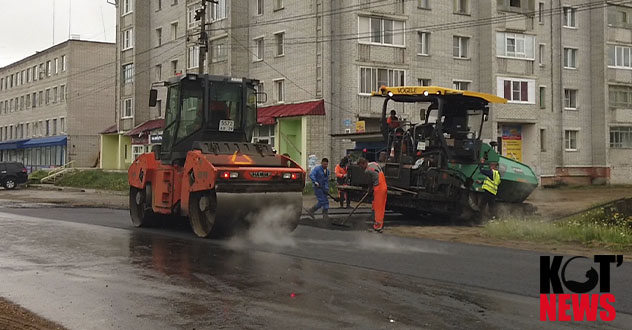Котласский АБЗ укладывает горячий асфальт под дождём?