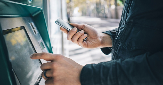 Оказался в нужное время в нужном месте: как полицейский уберег жителя Северодвинска от мошенников