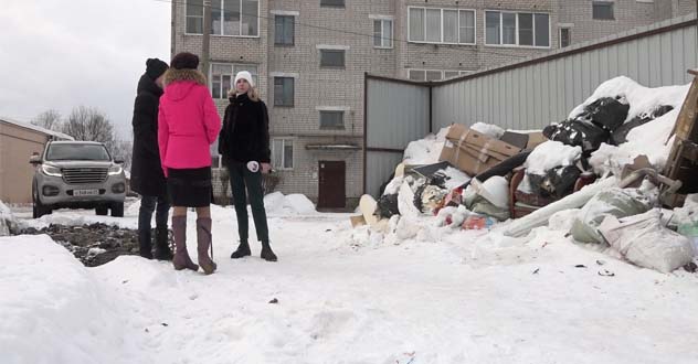    Пока чиновники и "ЭкоИнтегратор" сидят в чате, дворы города зарастают мусором