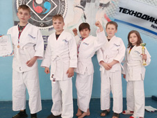 Уникальный подарок от Котласского ЭМЗ: новые кимоно у юных бойцов