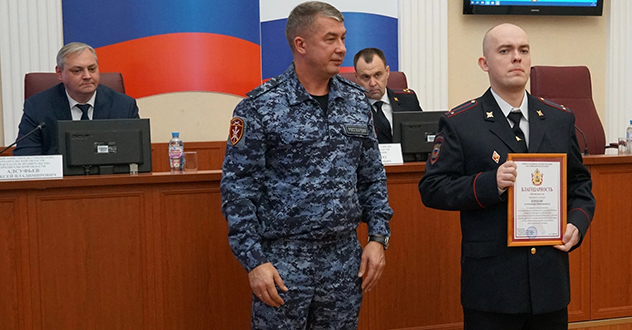 В Архангельске начальник регионального управления Росгвардии наградил участковых уполномоченных полиции