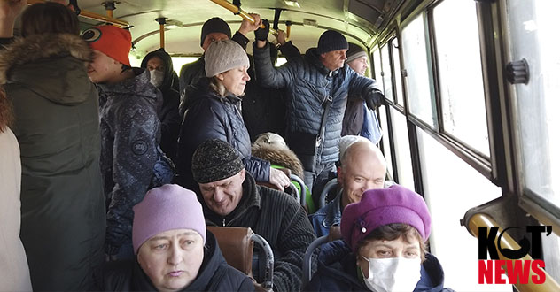 Из Вычегодского в Котлас и обратно люди ездят на переполненных автобусах