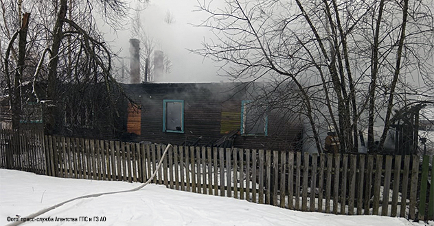 При пожаре в Вельском районе двух мужчин удалось спасти